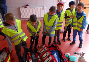 dzieci oglądają wyposażenie wozu strażackiego.jpg